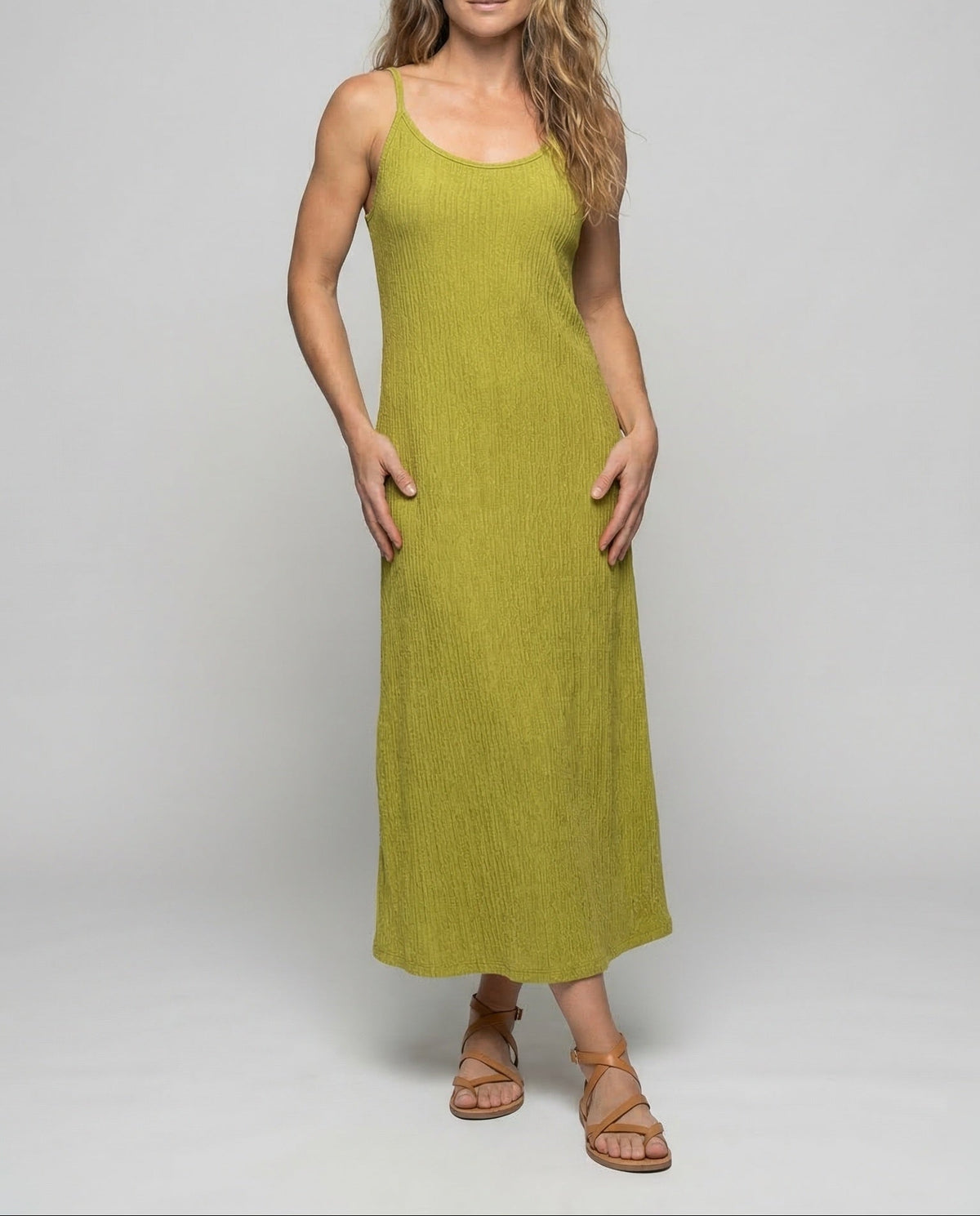 Abito midi da donna con texture stropicciata e spalline sottili - abito estivo senza maniche con scollo rotondo, ideale per le vacanze e il tempo libero