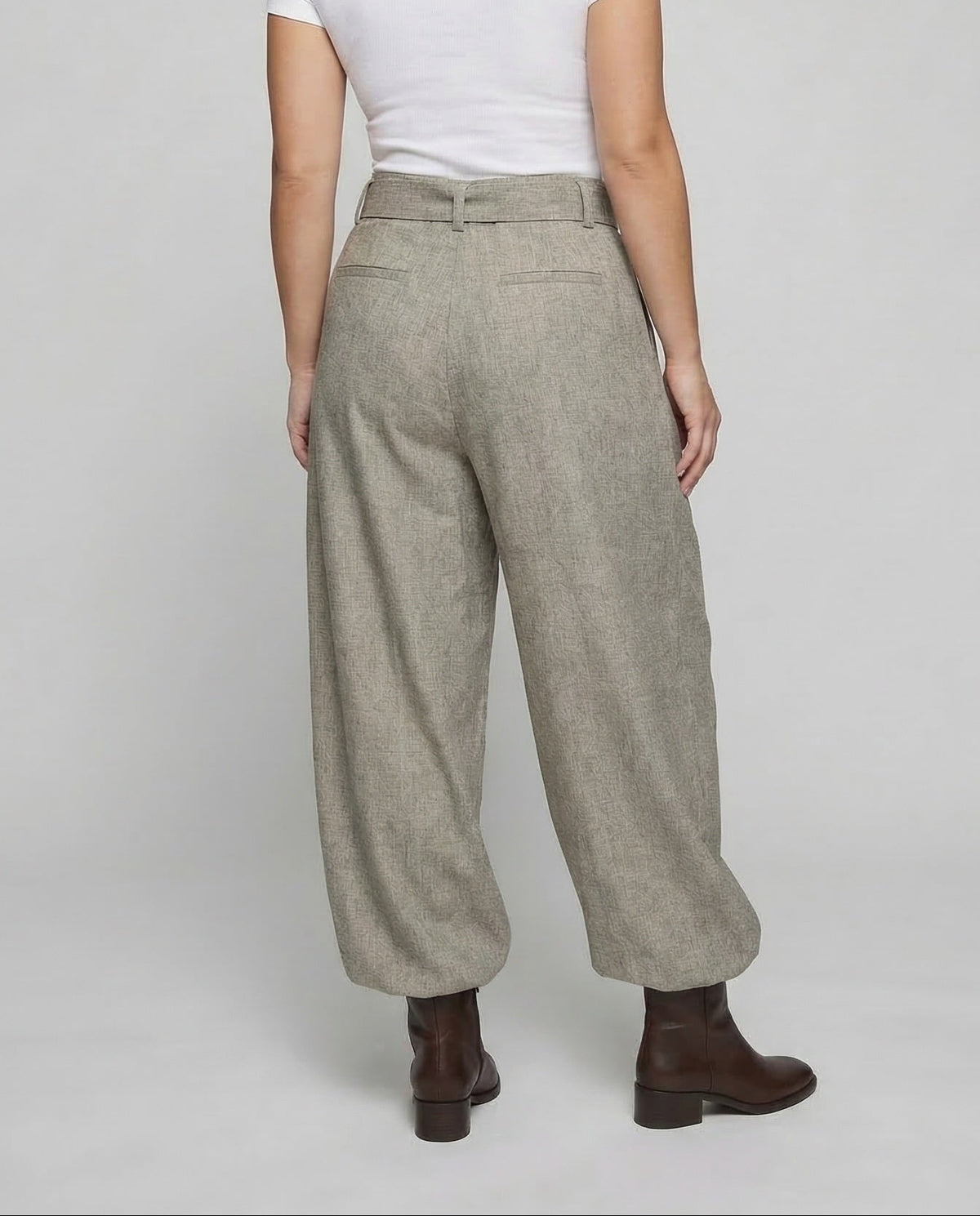 Pantalones de mujer de tiro alto y pernera abullonada con cinturón a juego y pliegues delanteros - estilo sastre holgado con bajos fruncidos en los tobillos