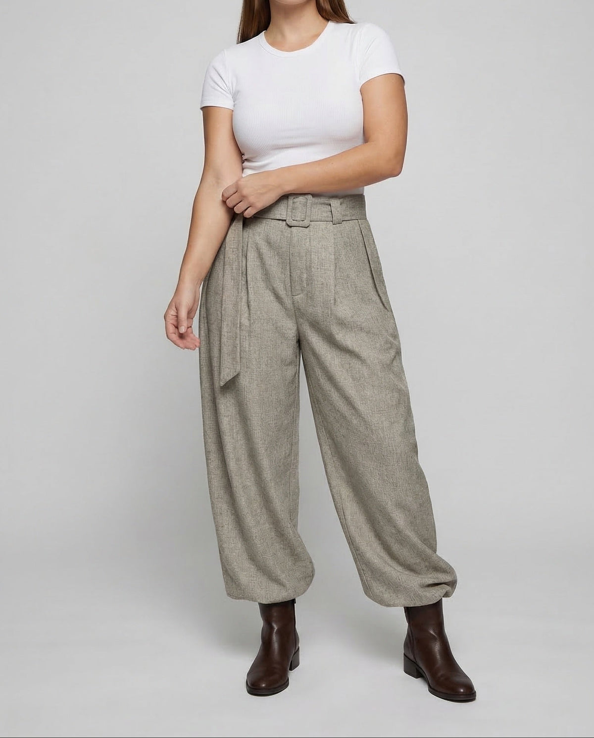 Pantalones de mujer de tiro alto y pernera abullonada con cinturón a juego y pliegues delanteros - estilo sastre holgado con bajos fruncidos en los tobillos