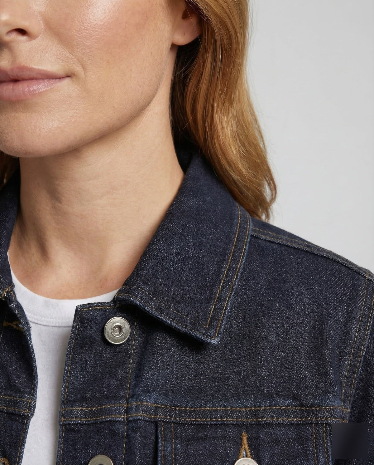 Women’s Short Denim Jacket with Pointed Collar and Chest Pockets – Classic Fitted Layer for Spring and Summer Casual Outfits