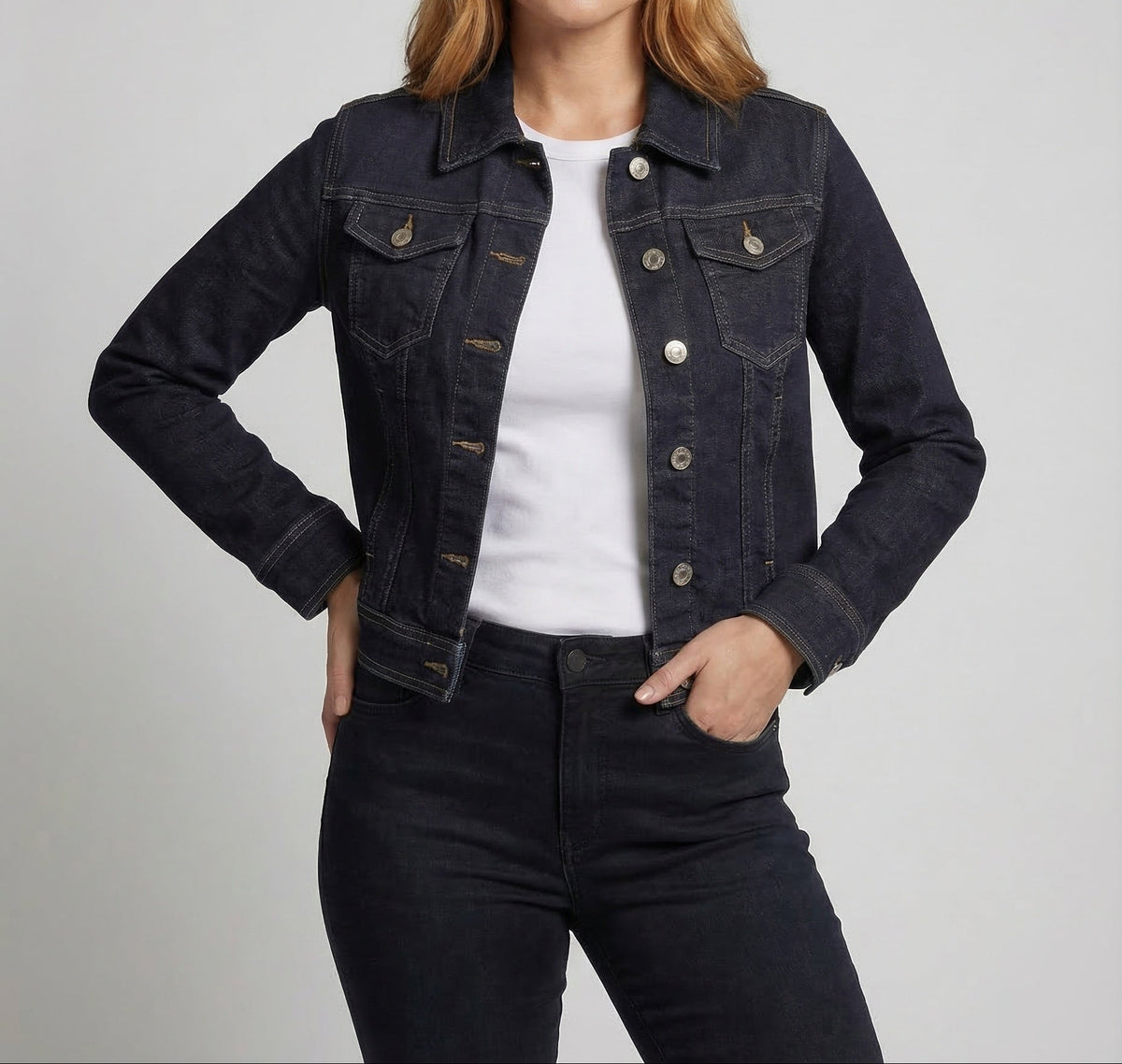 Women’s Short Denim Jacket with Pointed Collar and Chest Pockets – Classic Fitted Layer for Spring and Summer Casual Outfits