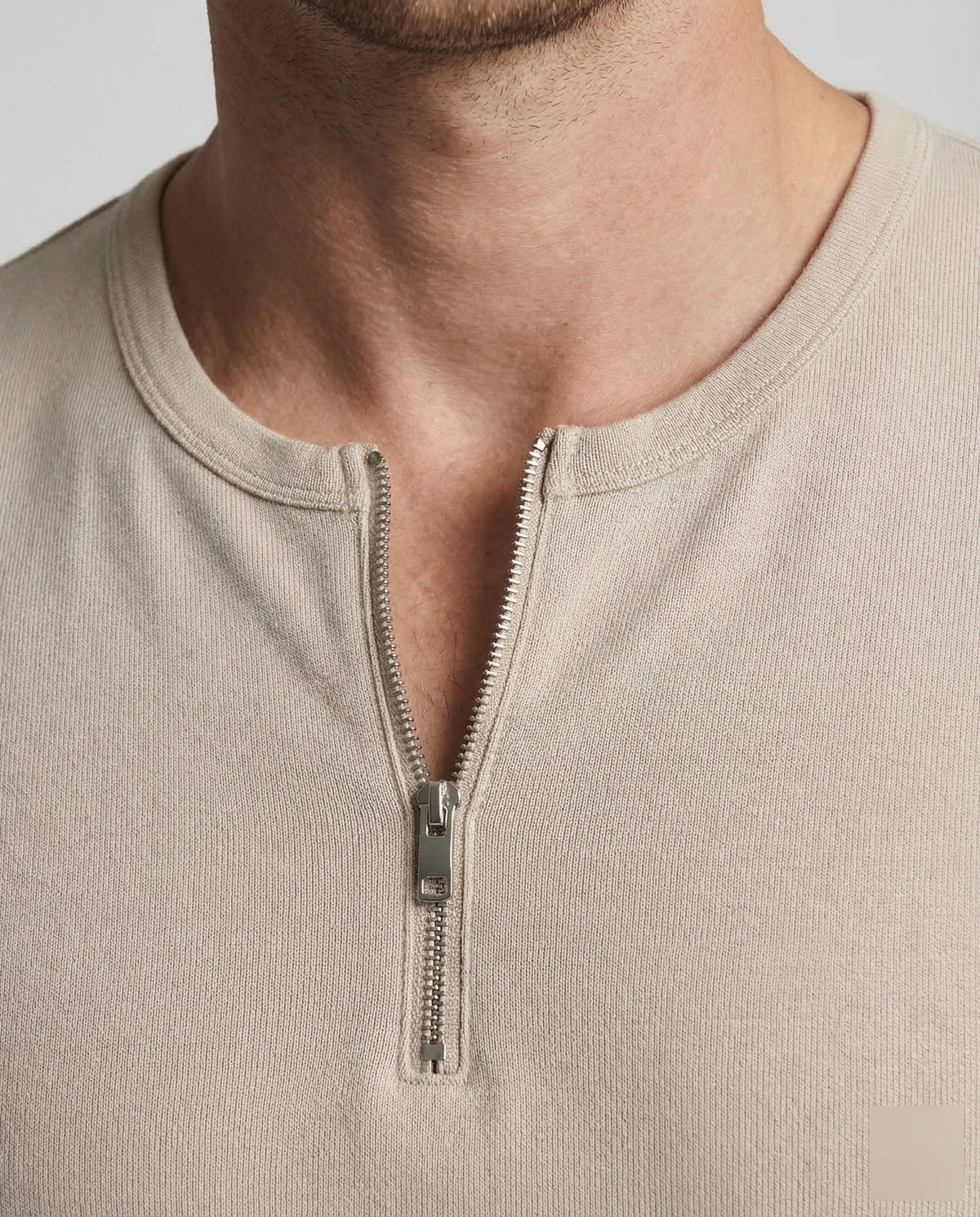 Męski dopasowany T-shirt z krótkim rękawem i zamkiem pod szyją - minimalistyczny letni top do stylizacji smart casual i na weekend