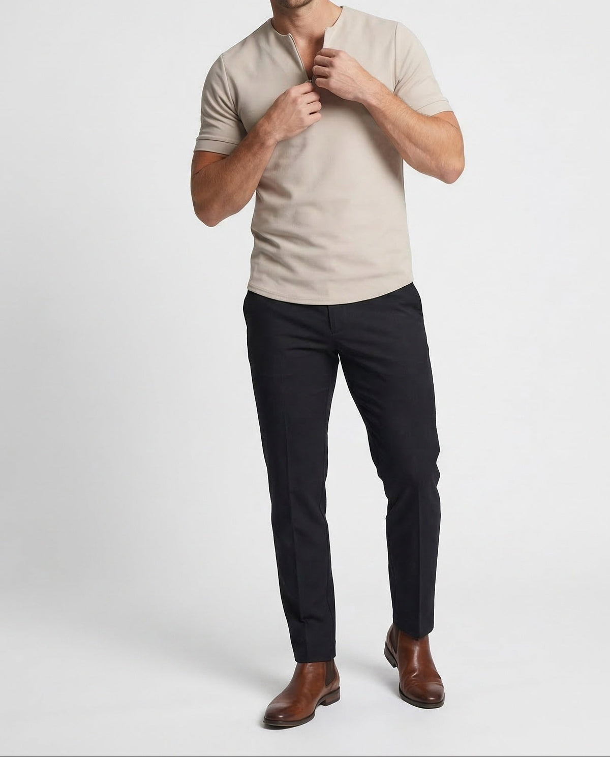 Męski dopasowany T-shirt z krótkim rękawem i zamkiem pod szyją - minimalistyczny letni top do stylizacji smart casual i na weekend