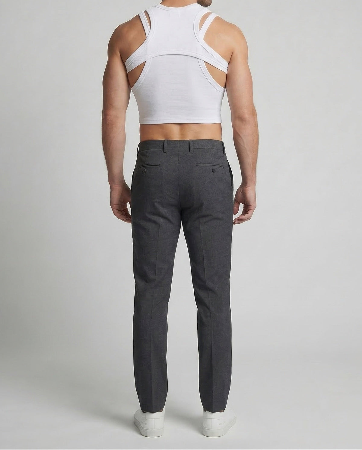 Férfi testhezálló crop top rétegezett pántokkal és mellkasi kivágással – ujjatlan, feltűnő fazon fesztiválokra és éjszakai programokhoz