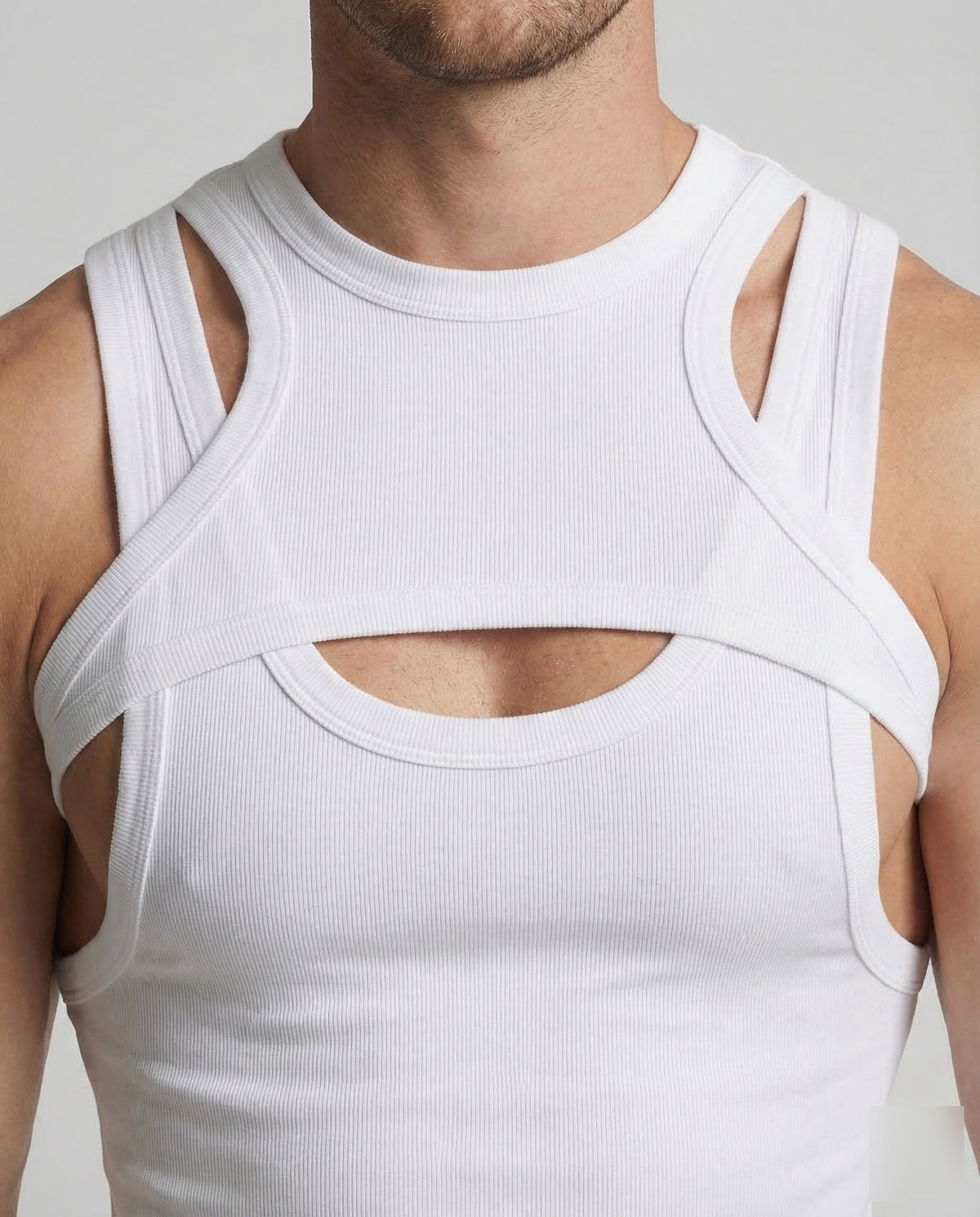 Férfi testhezálló crop top rétegezett pántokkal és mellkasi kivágással – ujjatlan, feltűnő fazon fesztiválokra és éjszakai programokhoz