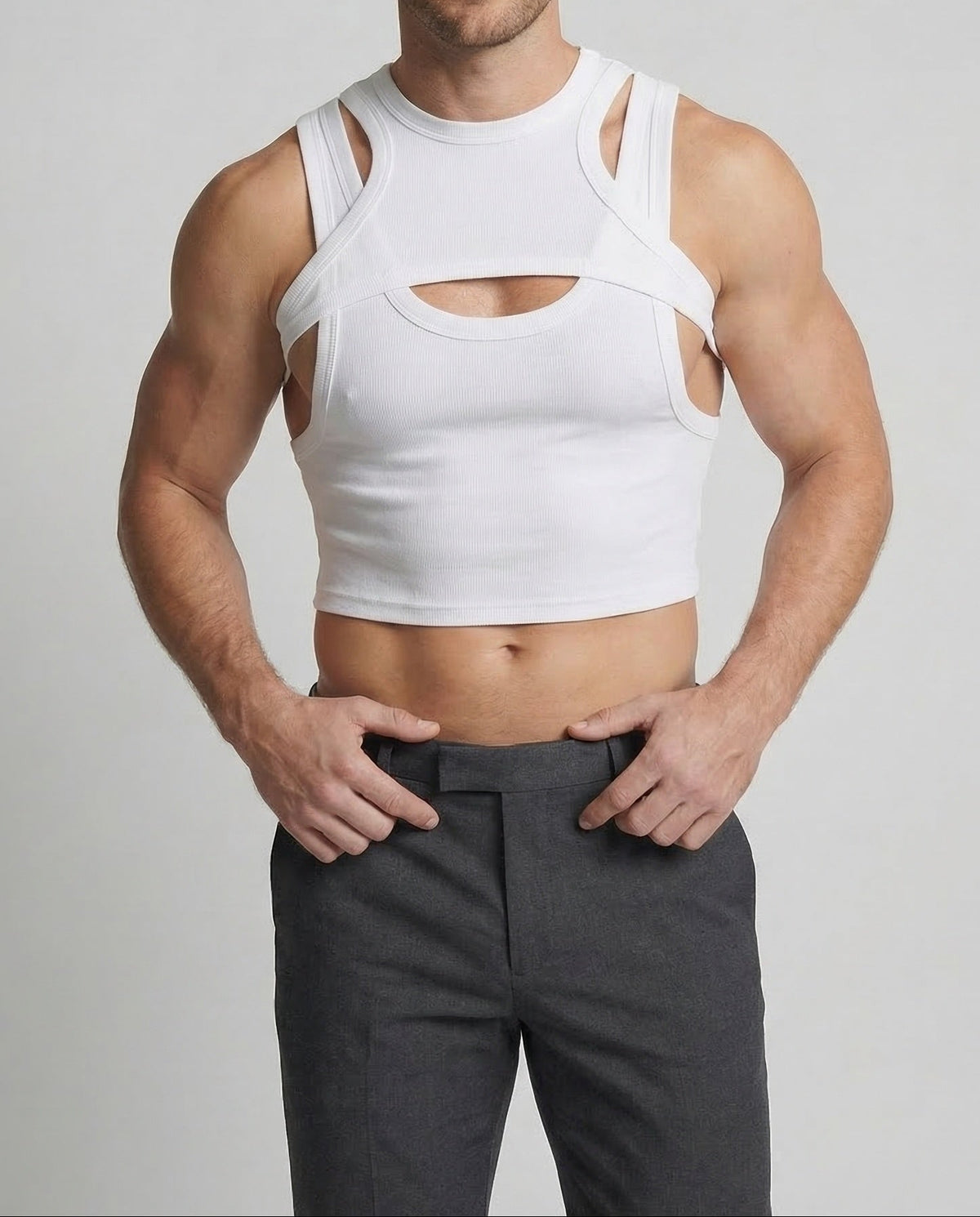 Férfi testhezálló crop top rétegezett pántokkal és mellkasi kivágással – ujjatlan, feltűnő fazon fesztiválokra és éjszakai programokhoz