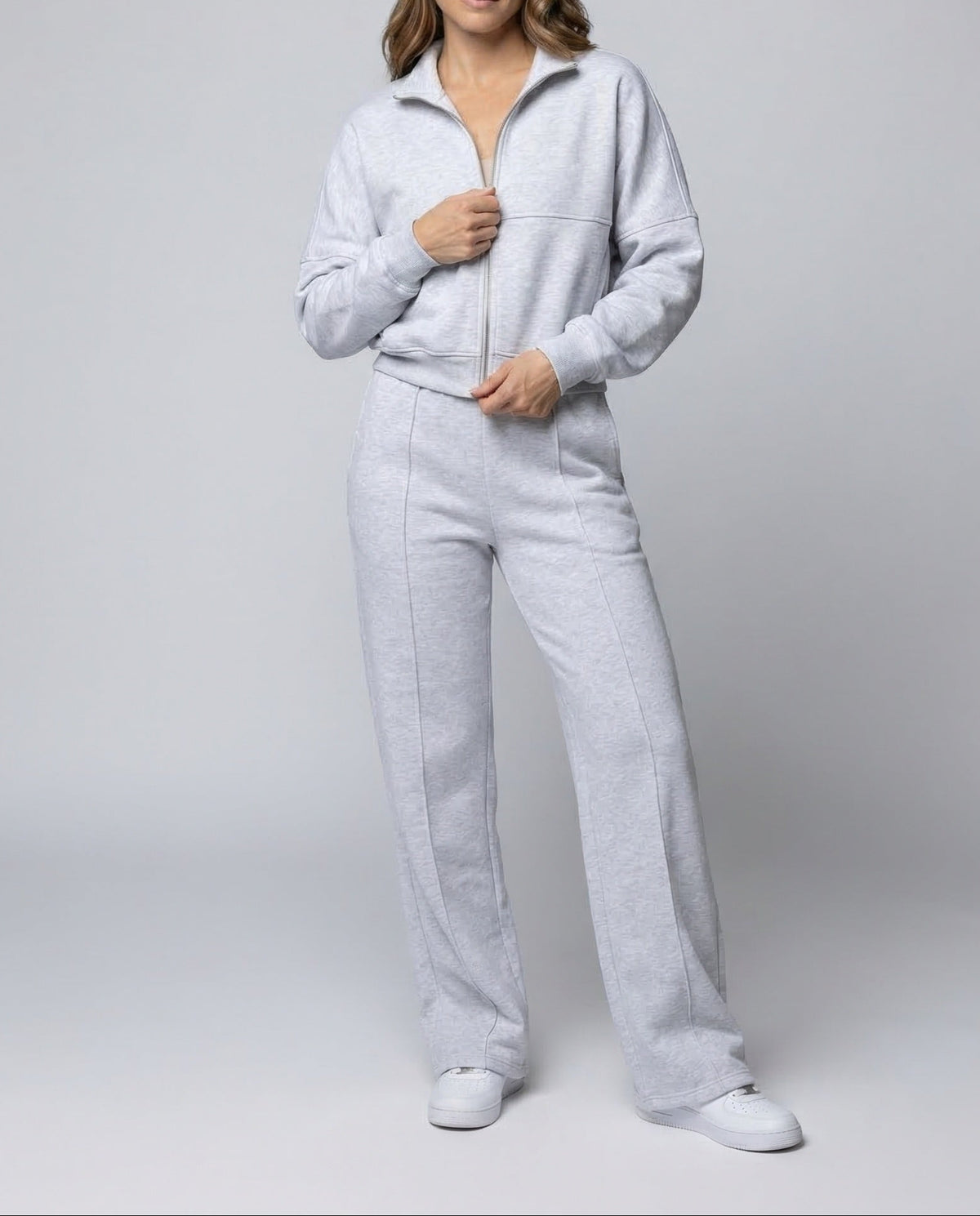 Completo sportivo da donna a due pezzi con giacca corta con zip e pantaloni ampi – Outfit coordinato dal taglio morbido, ideale per viaggi e momenti di relax nel weekend