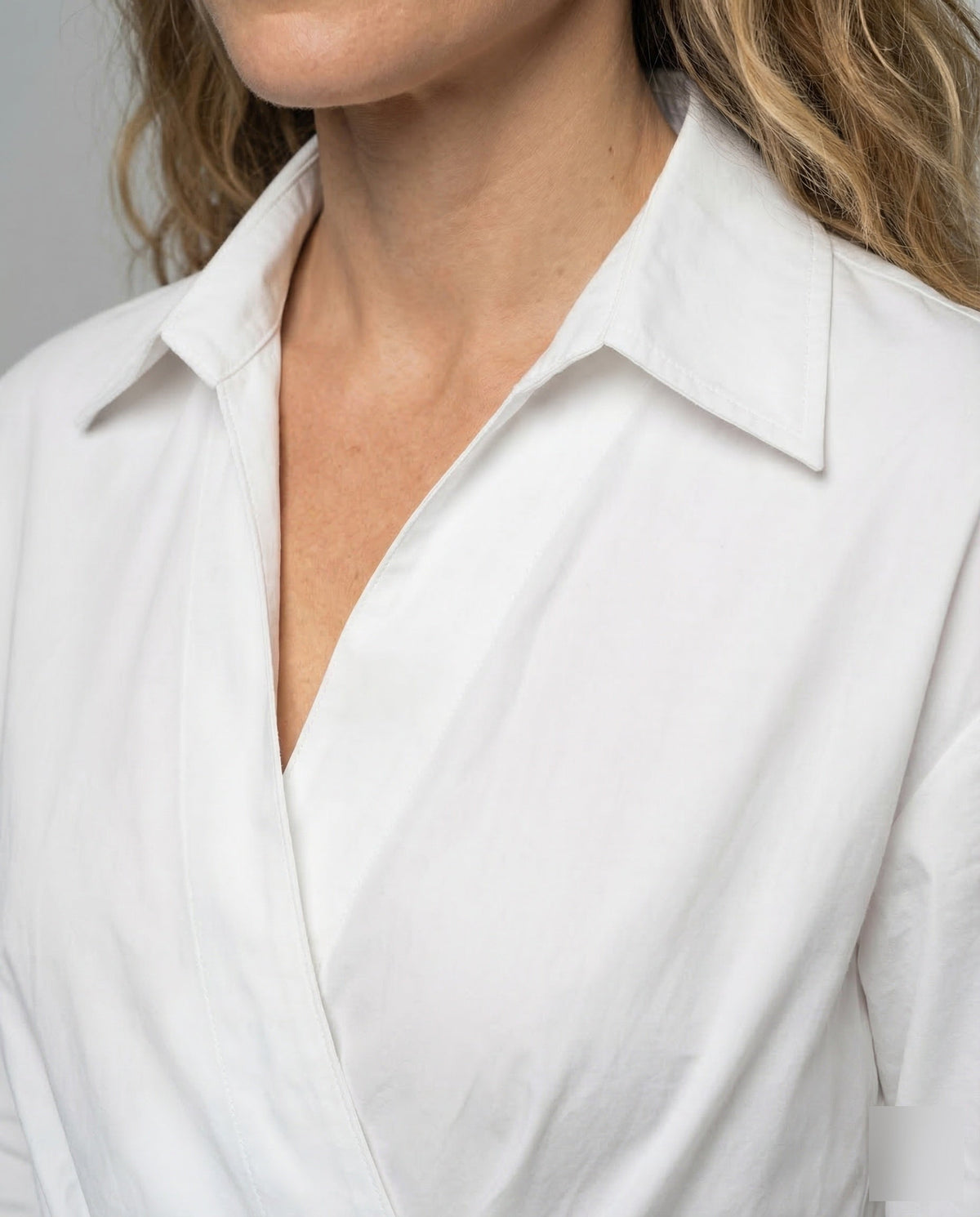 Midi-Hemdkleid für Damen mit Kragen, Wickeloptik am Oberteil und betonter Taille – A-Linien-Stil mit hochkrempelbaren Ärmeln fürs Büro und tagsüber