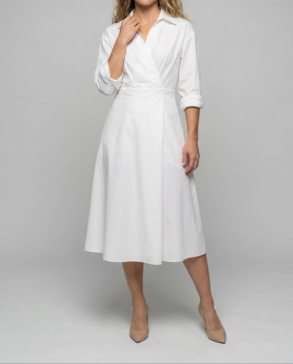 Midi-Hemdkleid für Damen mit Kragen, Wickeloptik am Oberteil und betonter Taille – A-Linien-Stil mit hochkrempelbaren Ärmeln fürs Büro und tagsüber
