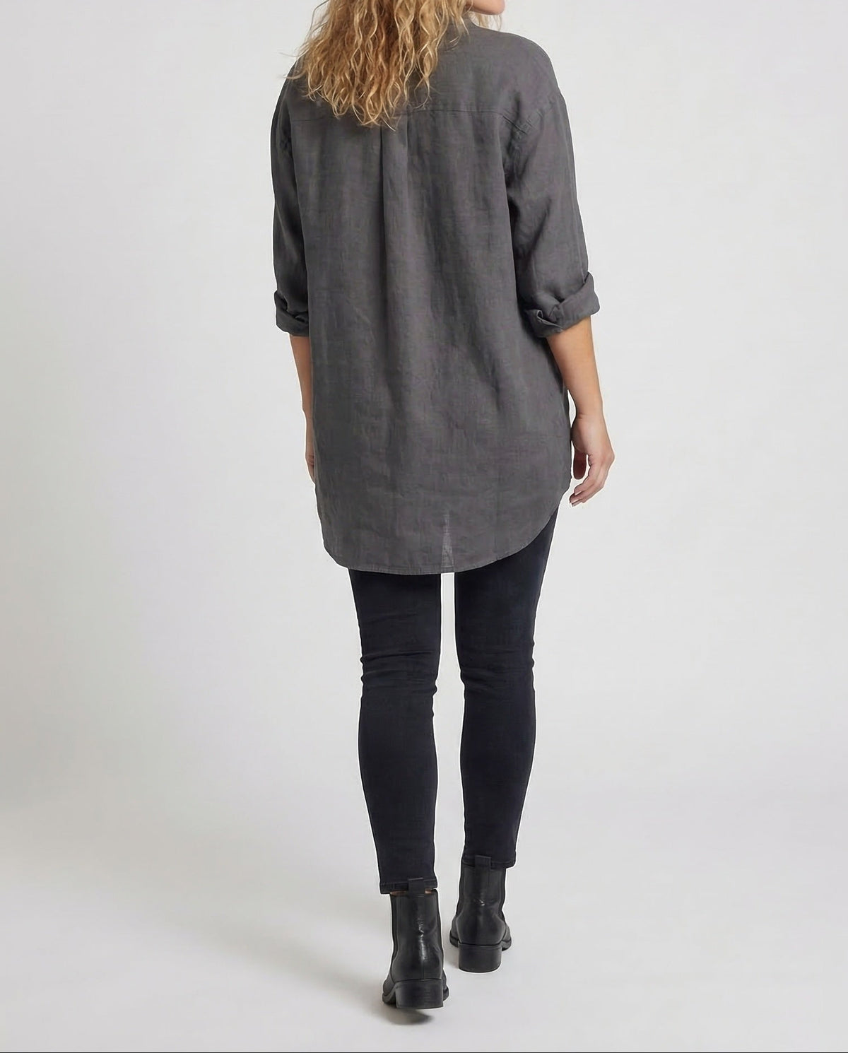 Dámska oversized dlhá blúzka s asymetrickým lemom a náprsnými vreckami – voľná košeľa s golierom na každodenné vrstvenie aj na neformálne elegantné príležitosti
