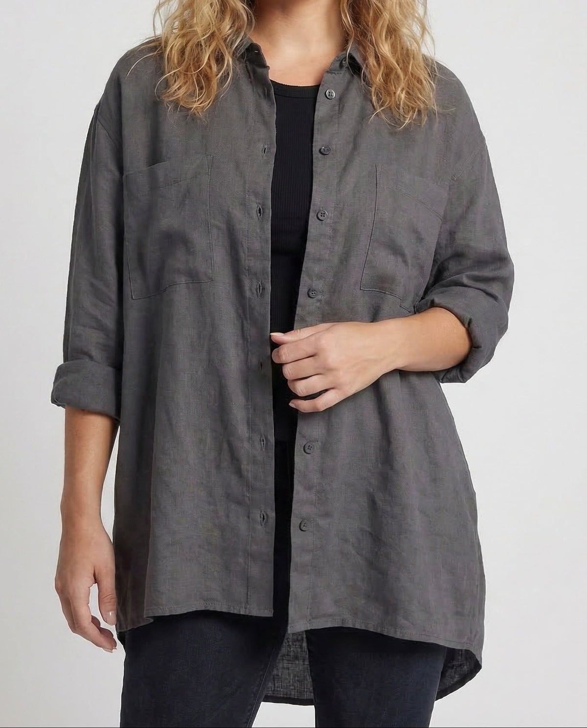 Dámska oversized dlhá blúzka s asymetrickým lemom a náprsnými vreckami – voľná košeľa s golierom na každodenné vrstvenie aj na neformálne elegantné príležitosti