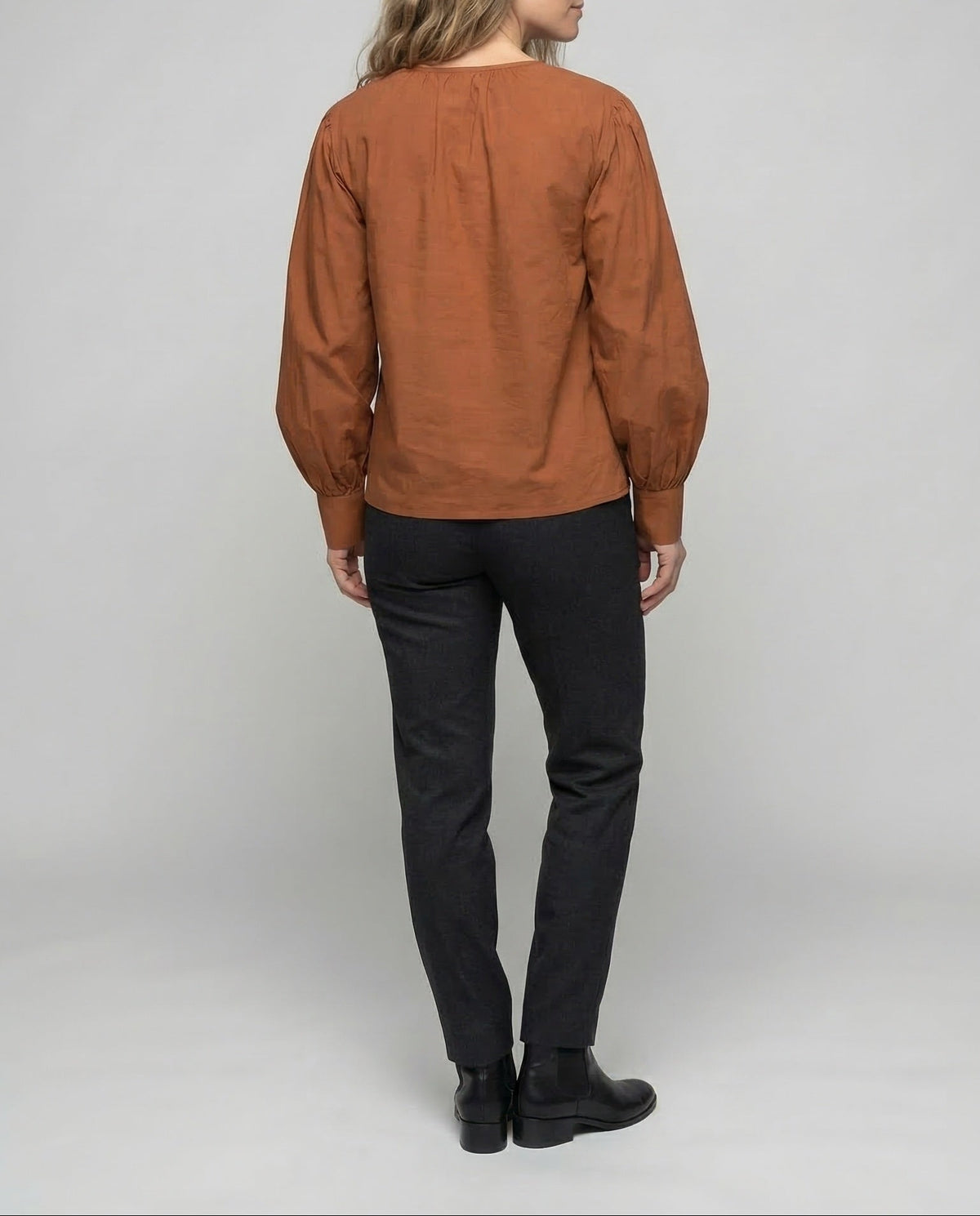 Damenbluse mit Ballonärmeln, gerafftem Rundhalsausschnitt und weiten Manschetten – entspanntes Statement-Top fürs Büro und für Dinner-Outfits