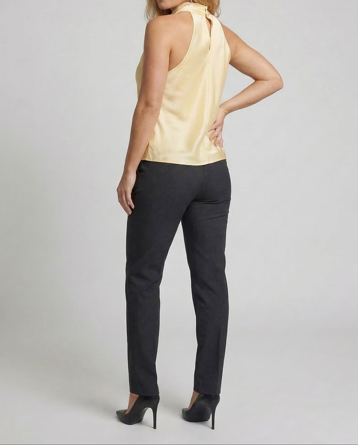 Blusa de cetim com decote halter para mulher, com decote drapeado – modelo fluido sem mangas para encontros ao jantar e looks elegantes de noite