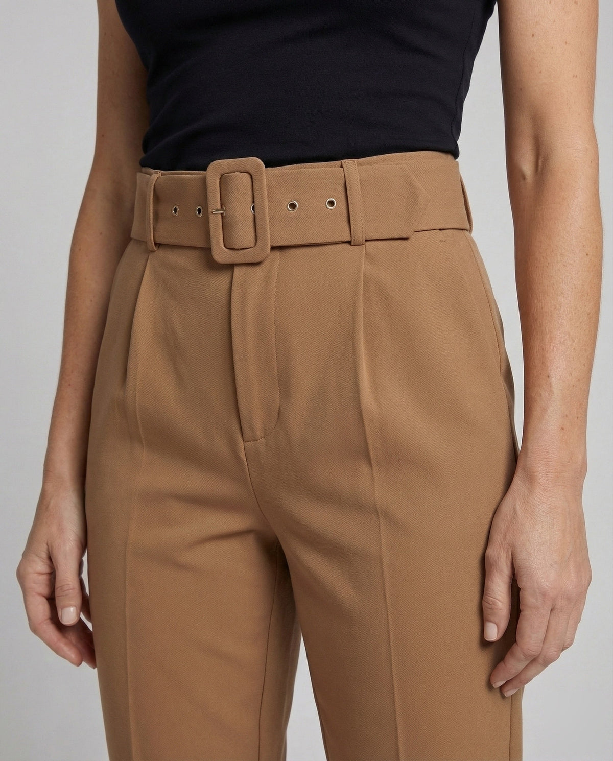 Maßgeschneiderte High-Waist-Hose für Damen mit Bundfalten und Schnallengürtel – Schmal zulaufender knöchellanger Stil für Büro- und gepflegte Freizeitoutfits