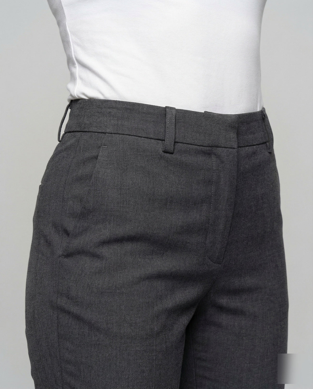 Pantalones de vestir para mujer con pinzas marcadas y trabillas para cinturón - corte ajustado y estrecho en el bajo para la oficina y looks elegantes informales