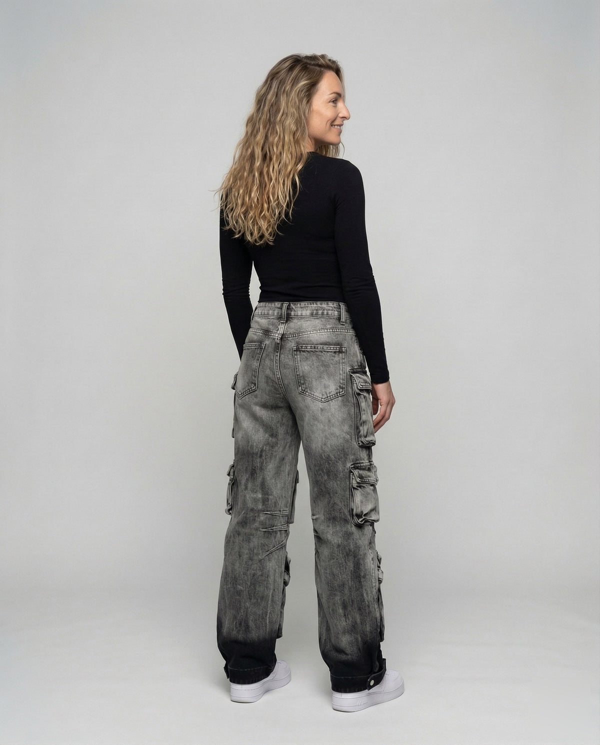Jeans cargo larghi da donna con tasche a patta sovrapposte e cinturini regolabili alle caviglie – Denim utility a tutta lunghezza per outfit streetwear e da festival