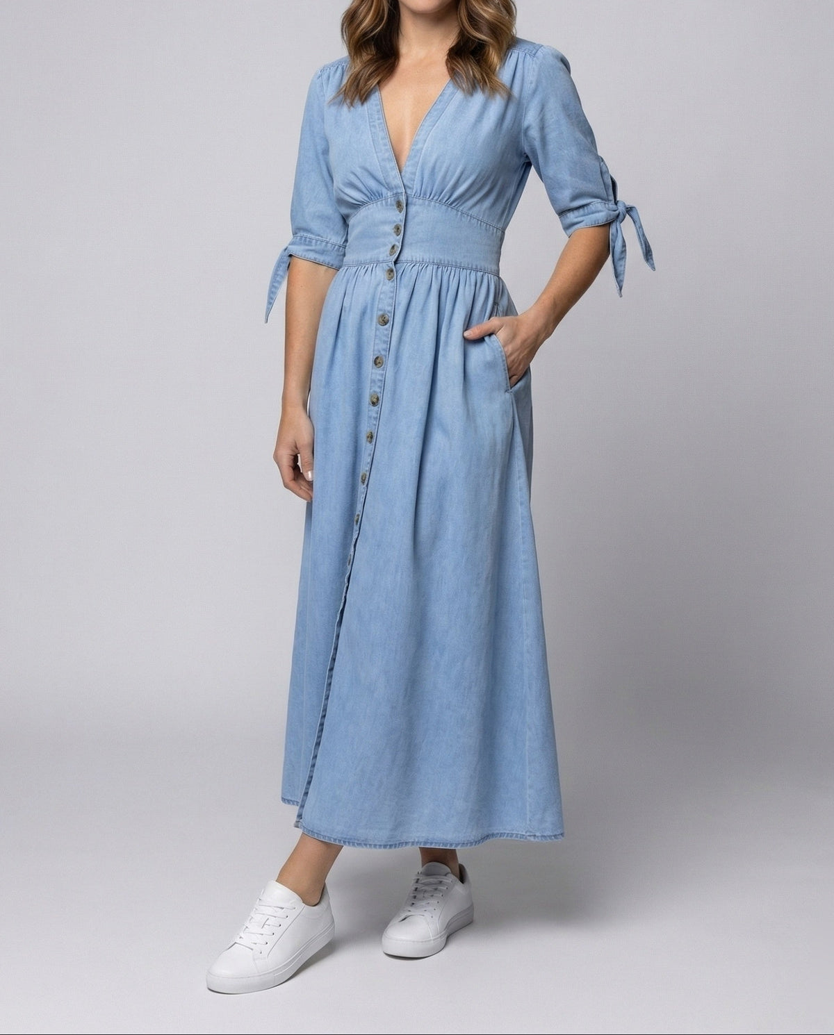 Vestido comprido de senhora com aspeto de ganga, decote em V e mangas com laços – modelo em linha A com cintura marcada e bolsos, para conjuntos casuais de verão