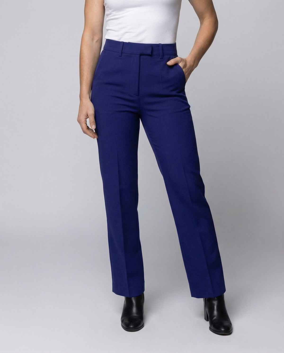 Women’s High-Waisted Tailored Trousers with Pressed Creases and Side Pockets – Straight-Leg Style for Office and Smart Casual Outfits