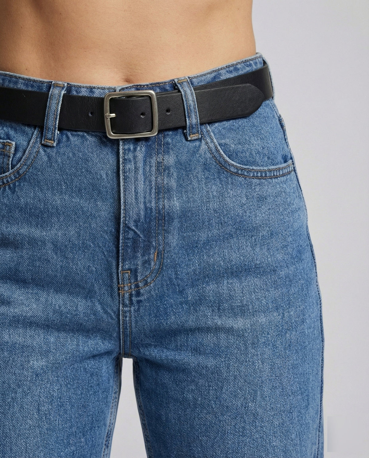 Damskie zwężane jeansy z wysokim stanem, luźnymi nogawkami i długością do kostek – klasyczny denim na co dzień