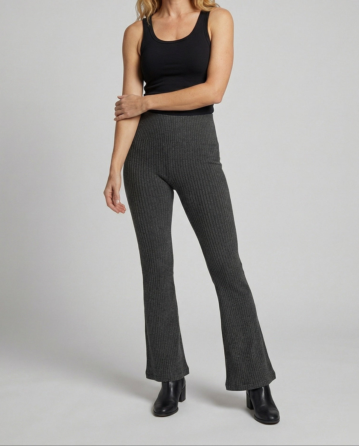 Pantaloni evazați pentru femei, cu talie înaltă și țesătură reiată tricotată – stil mulat pe picior pentru ținute casual și weekenduri relaxate
