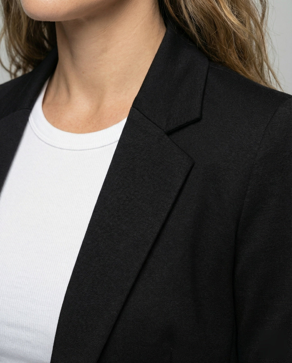 Dámske priliehavé jednoradové sako s klopami s výkrojom – bunda po boky do kancelárie aj na elegantné voľnočasové nosenie