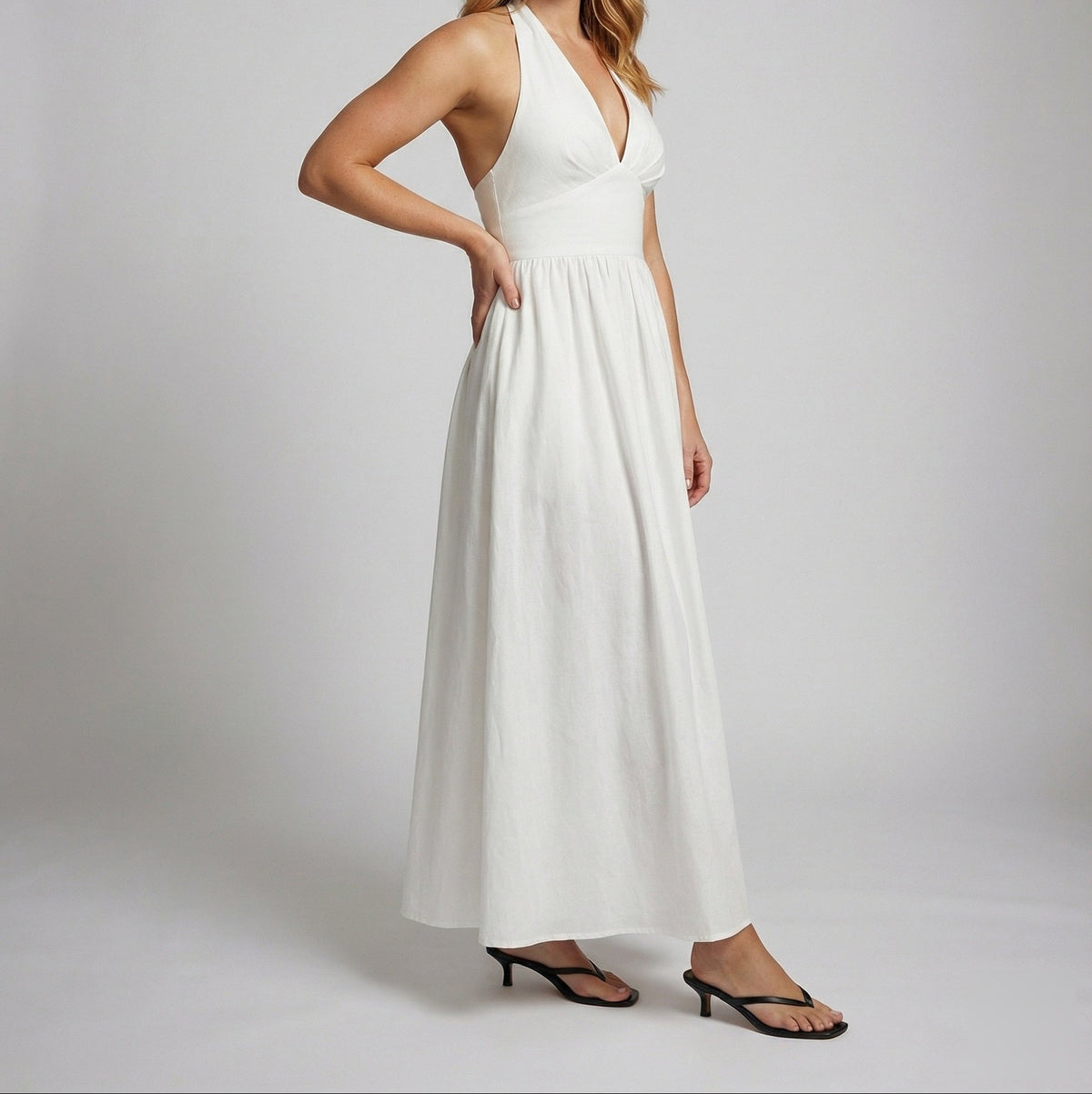 Vestido maxi de mujer con cuello halter y escote en V pronunciado - cintura definida y falda evasé fruncida para las vacaciones de verano