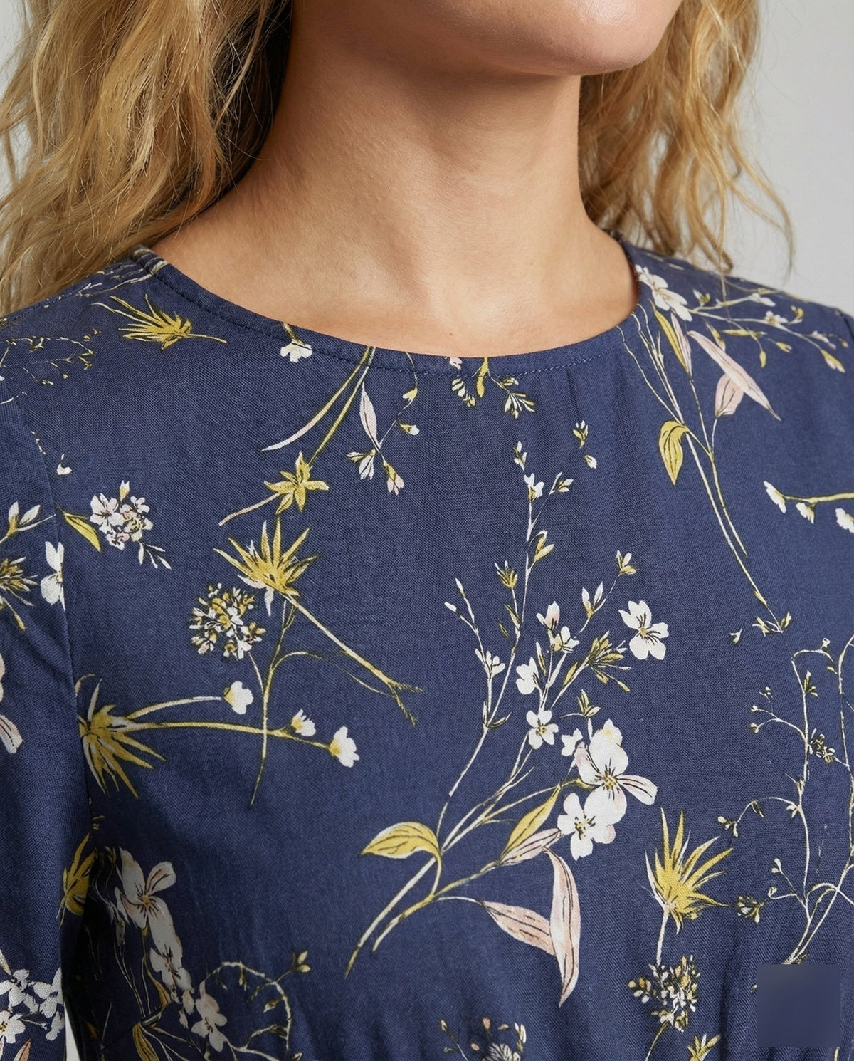 Abito midi da donna a maniche lunghe con stampa e vita arricciata – modello con scollo rotondo e orlo a volant per tutti i giorni