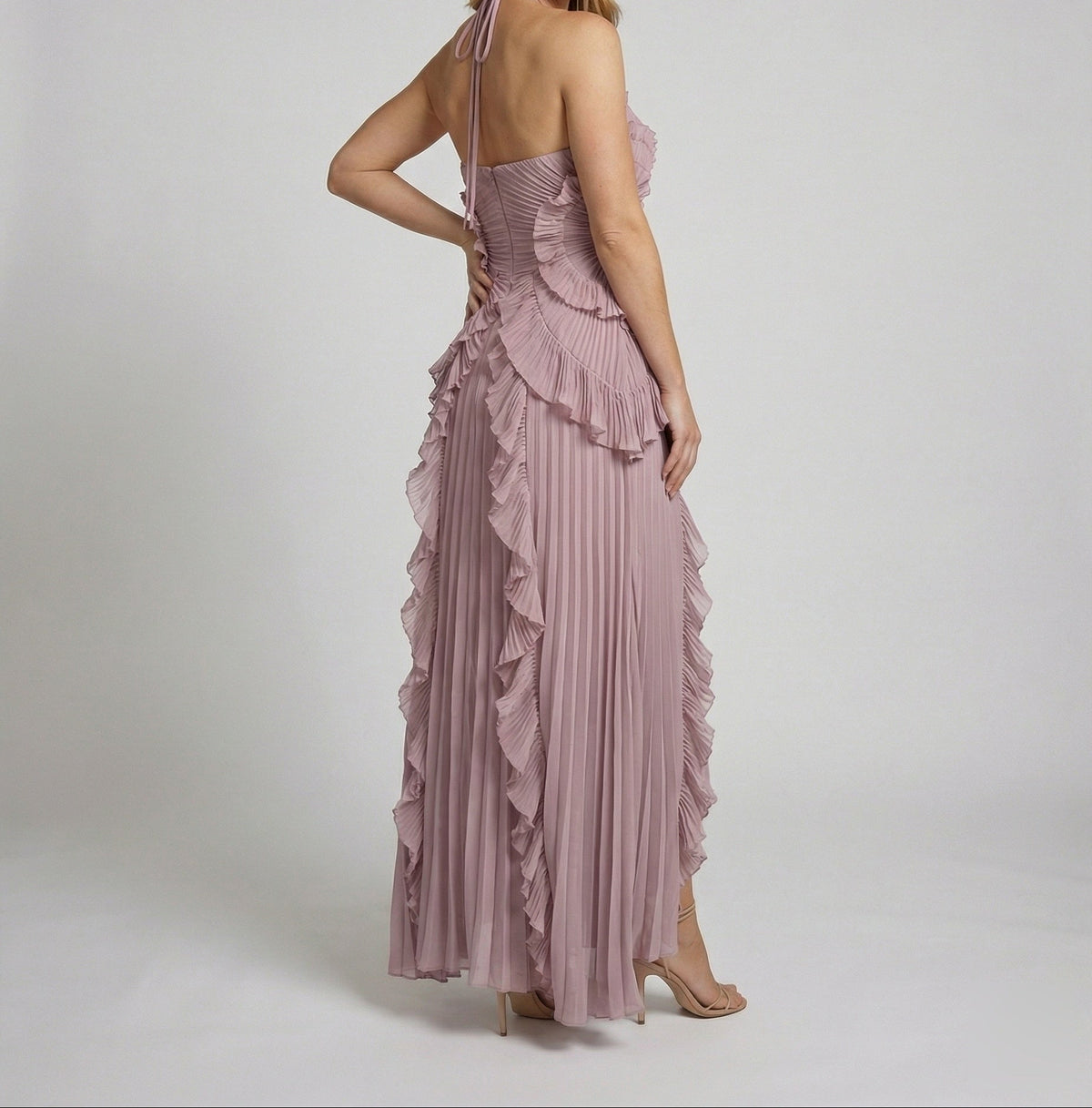 Vestido largo plisado para mujer con cuello halter y volantes estructurados - Vestido con bajo asimétrico para bodas y celebraciones nocturnas