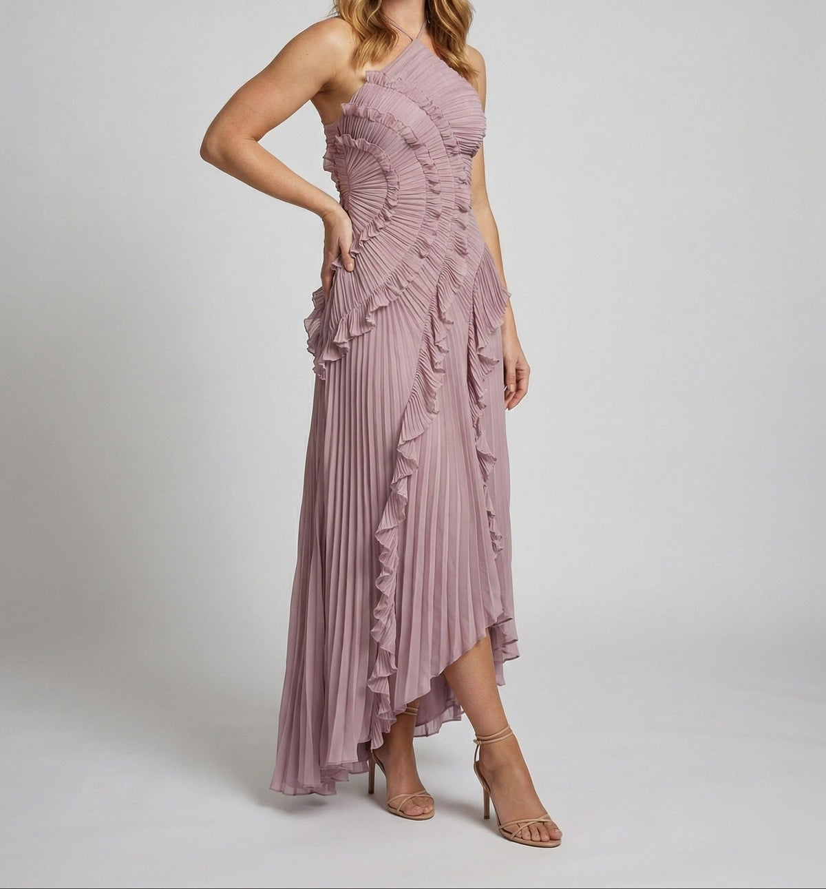 Vestido largo plisado para mujer con cuello halter y volantes estructurados - Vestido con bajo asimétrico para bodas y celebraciones nocturnas