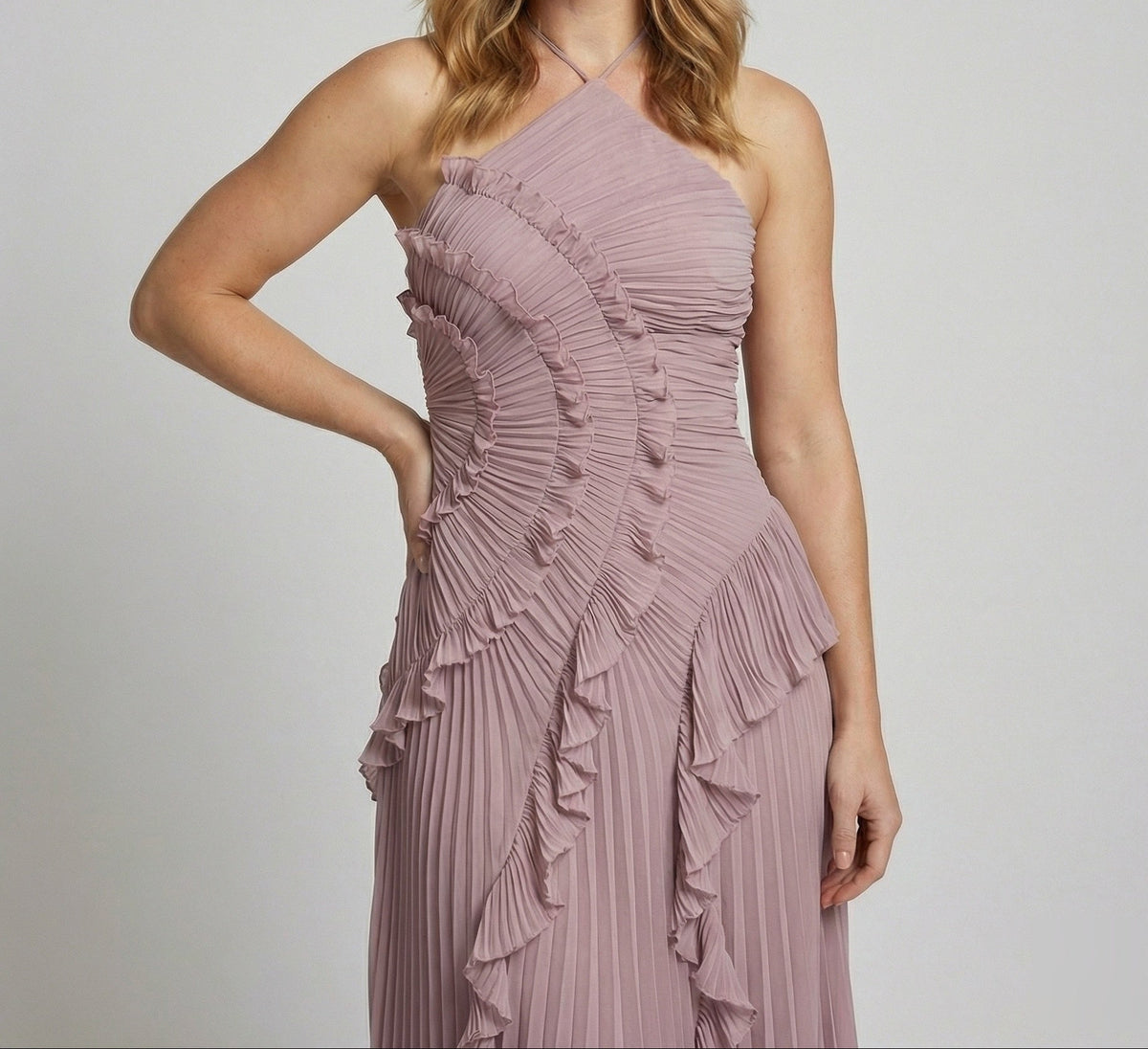 Vestido largo plisado para mujer con cuello halter y volantes estructurados - Vestido con bajo asimétrico para bodas y celebraciones nocturnas