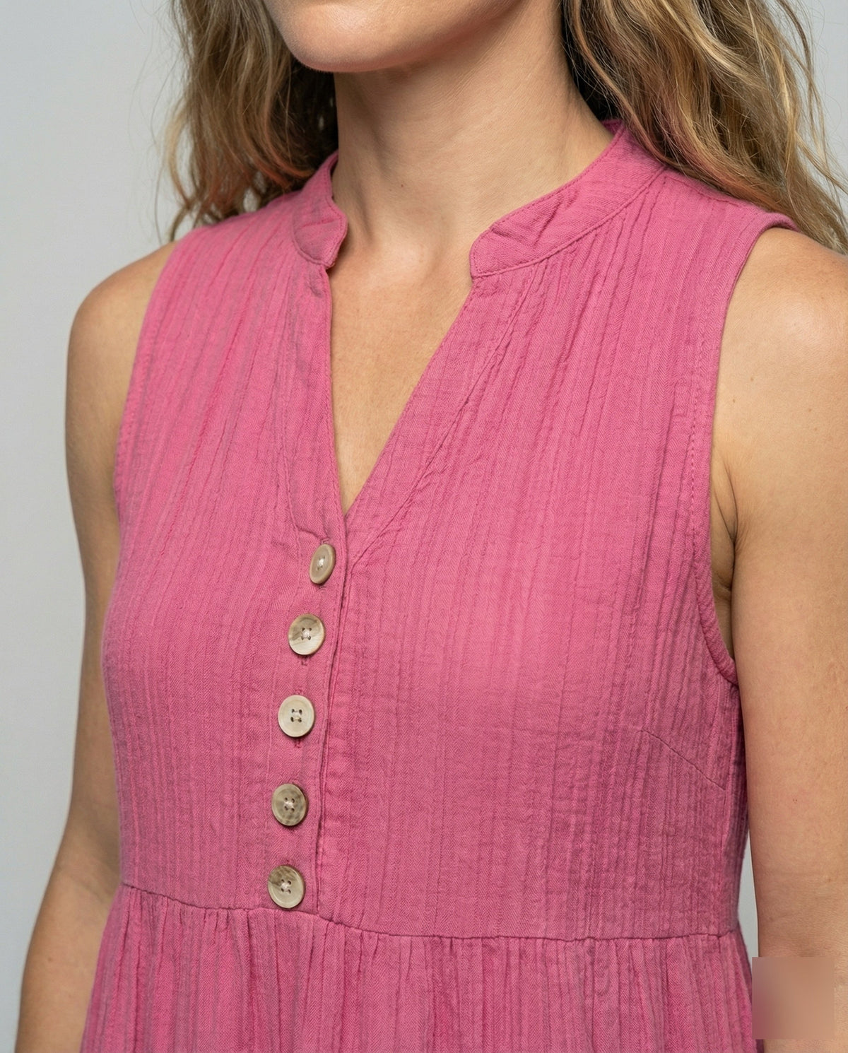 Robe midi texturée à volants pour femme, avec encolure échancrée – Modèle sans manches à détails boutonnés, idéal pour les vacances d’été et les sorties de tous les jours