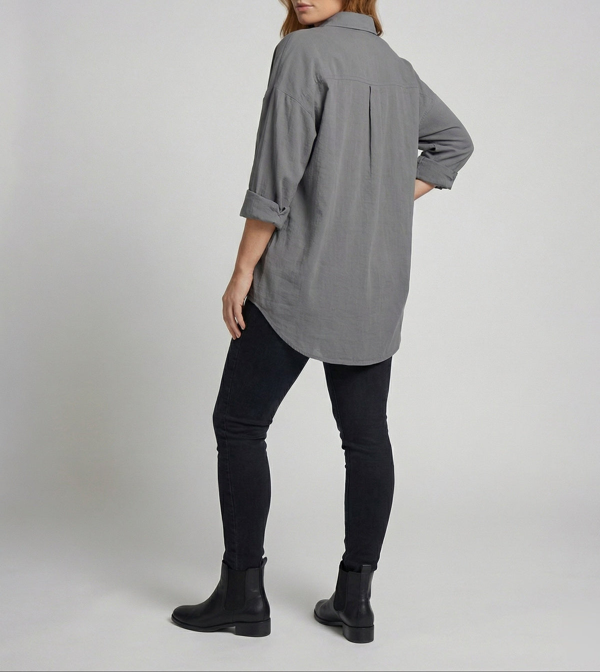 Oversized lang skjortebluse til kvinder - lang model med knapper foran, krave, brystlommer og buet kant til hverdagsbrug