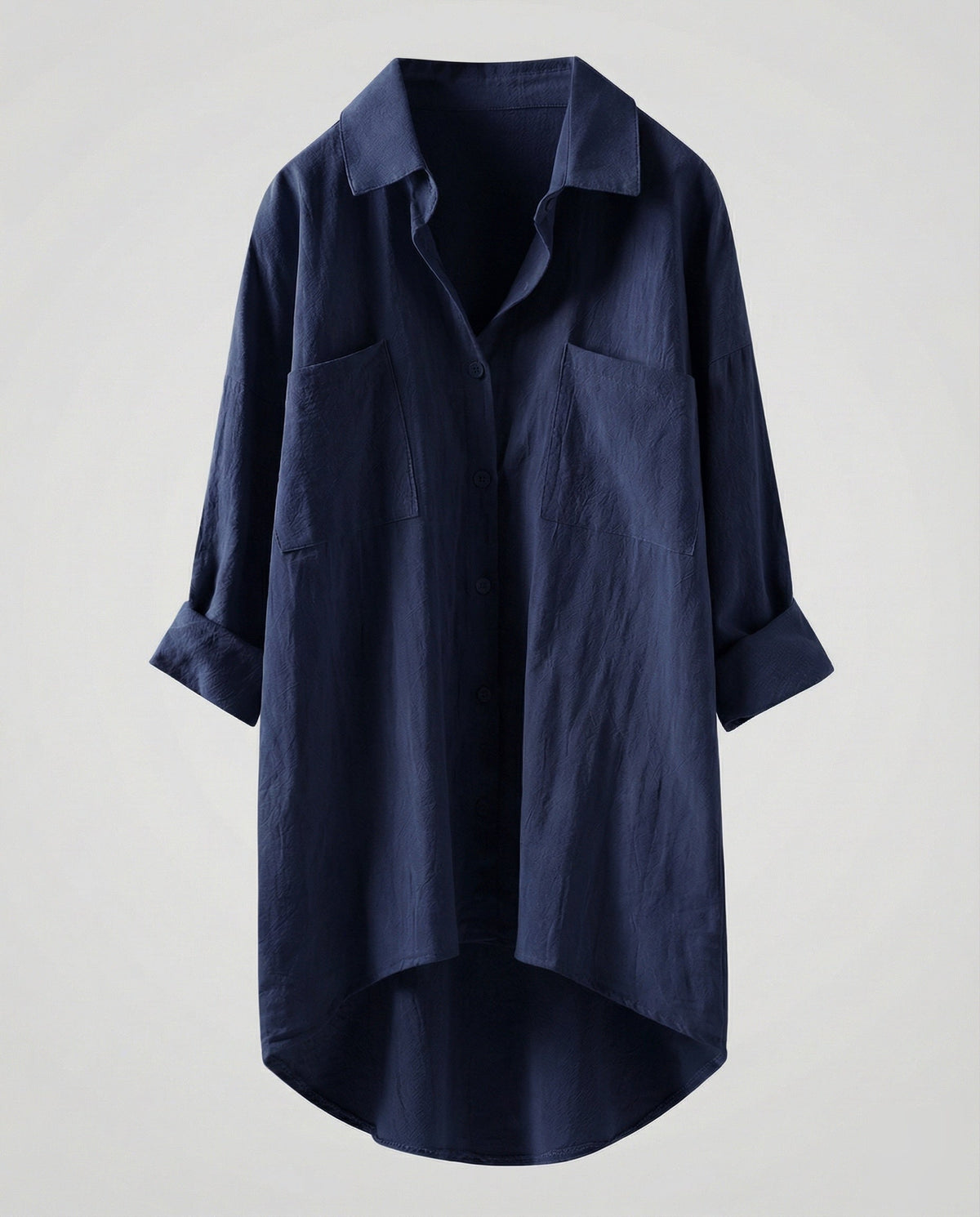 Oversized lang skjortebluse til kvinder - lang model med knapper foran, krave, brystlommer og buet kant til hverdagsbrug