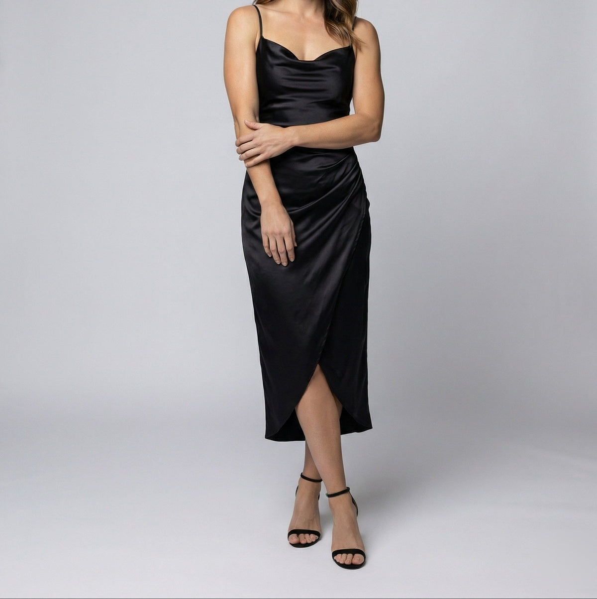 Rochie midi din satin, cu decolteu drapat, pentru femei – Rochie elegantă tip furou, cu bretele subțiri, fustă petrecută drapată și șliț frontal, pentru seri și evenimente de tip cocktail