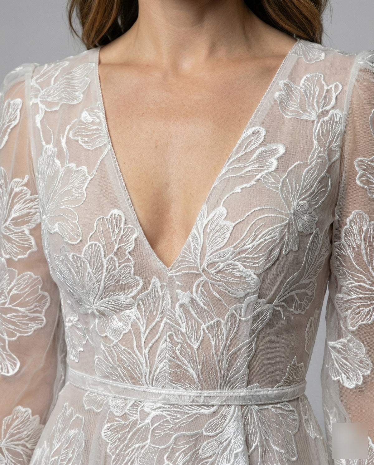 Rochie maxi elegantă din tul cu broderie florală, pentru femei – decolteu în V adânc, mâneci lungi transparente și fustă fluidă în linie A, pentru ocazii formale
