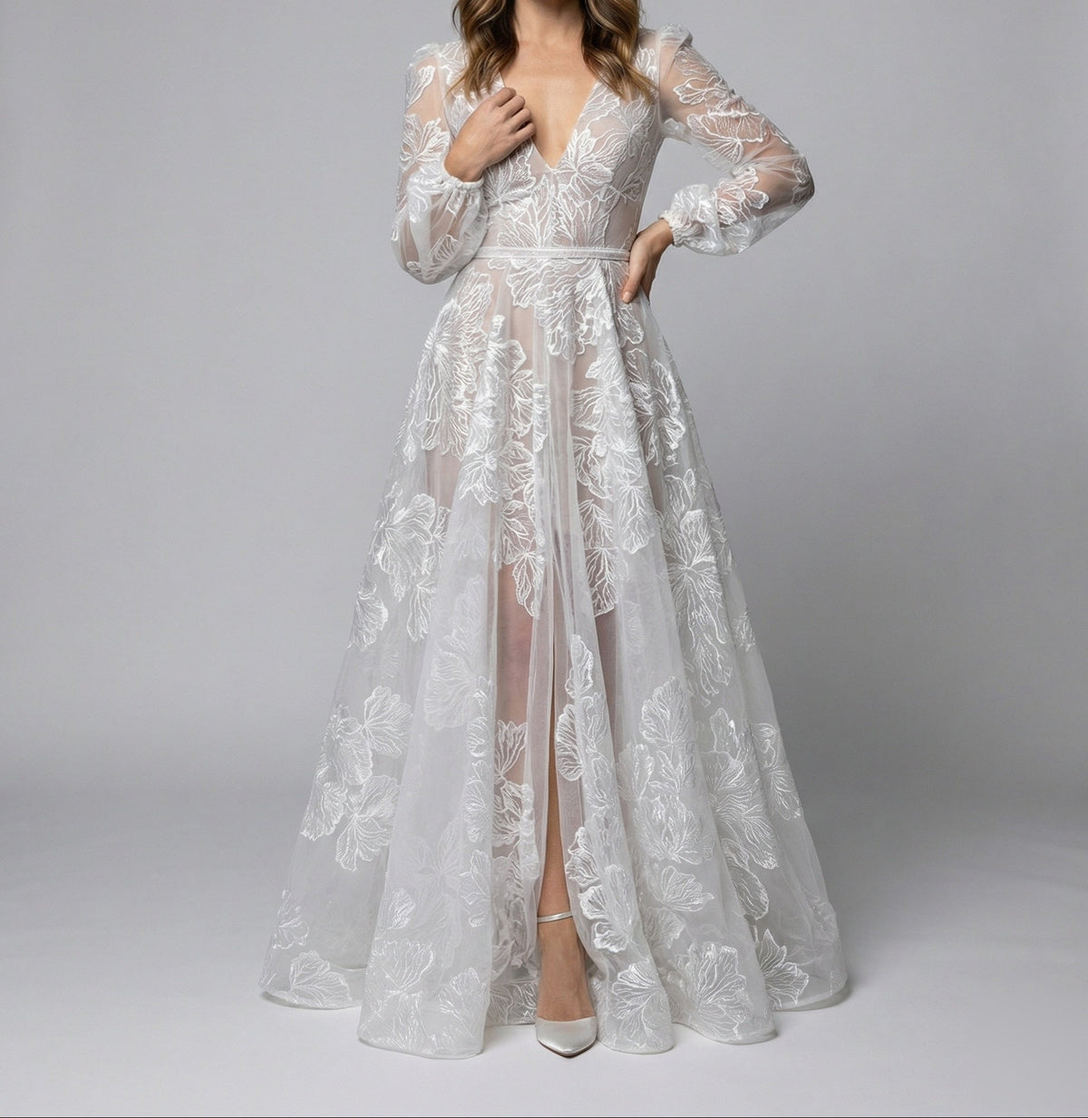 Rochie maxi elegantă din tul cu broderie florală, pentru femei – decolteu în V adânc, mâneci lungi transparente și fustă fluidă în linie A, pentru ocazii formale