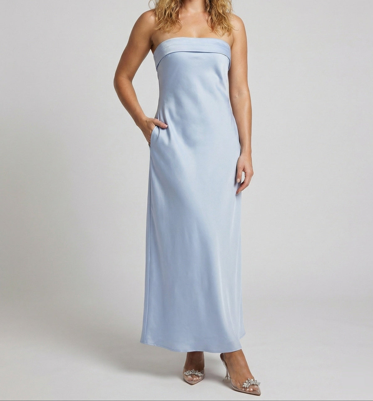 Rochie maxi elegantă din satin, fără bretele, pentru femei - Decolteu minimalist bandeau, detaliu plisat la bust și siluetă fluidă, pentru nunți și evenimente formale de seară