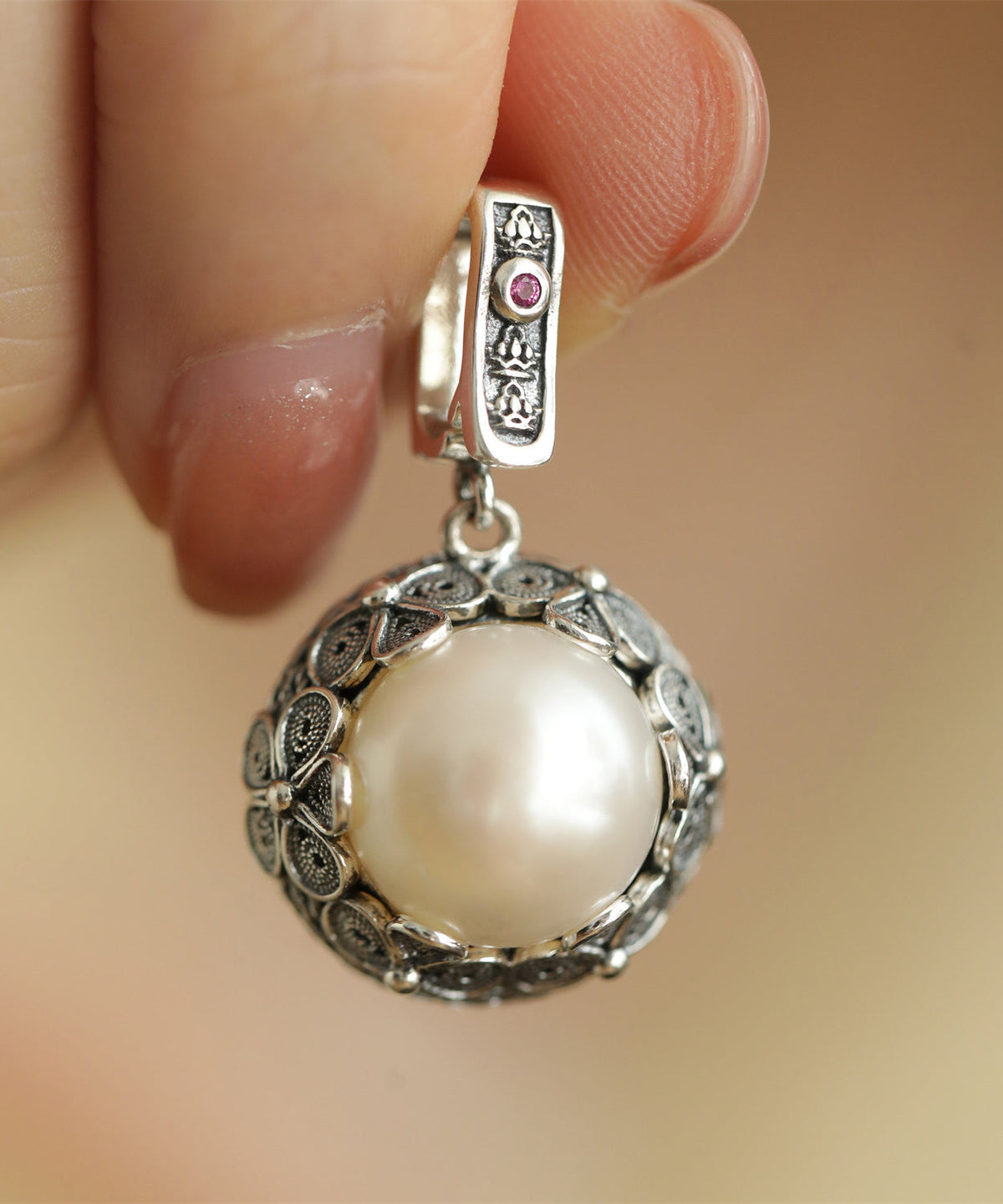 Women’s Vintage Pearl Pendant Necklace – Sterling Silver Beaded Chain with Ornate Retro Drop Charm for Day and Occasion Wear