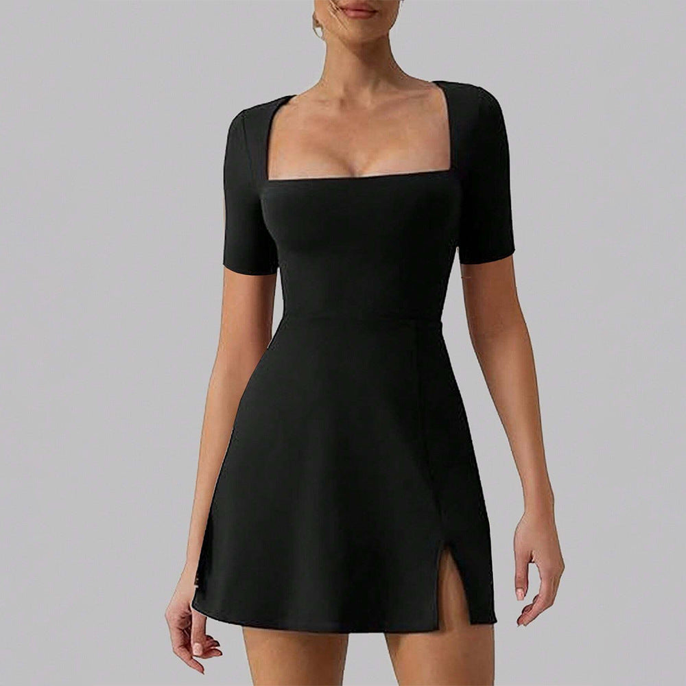 Robe courte sculptée pour femme avec encolure carrée et fente