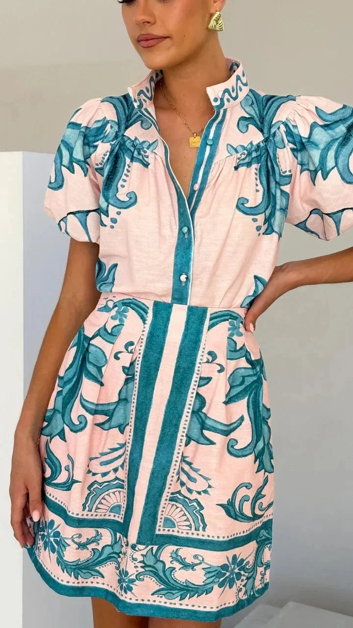 Vestido corto para mujer con mangas abullonadas estampadas y detalle de botones al frente