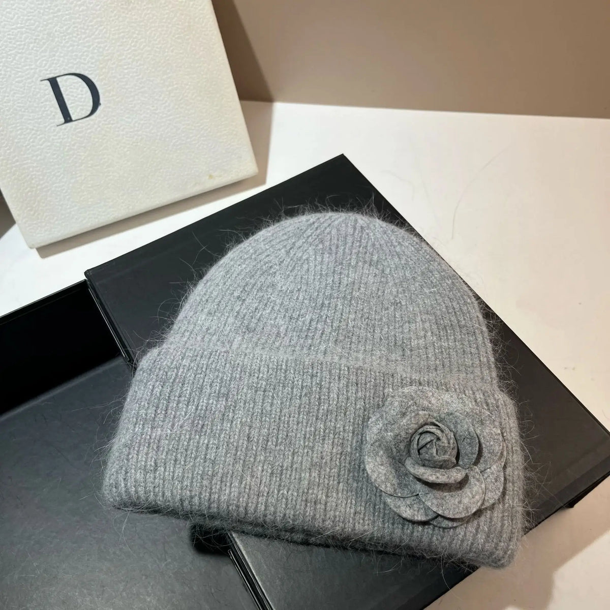 Gorro de invierno de punto con pelo de conejo para mujer - Sombrero cálido de canalé suave con detalle de flor de camelia