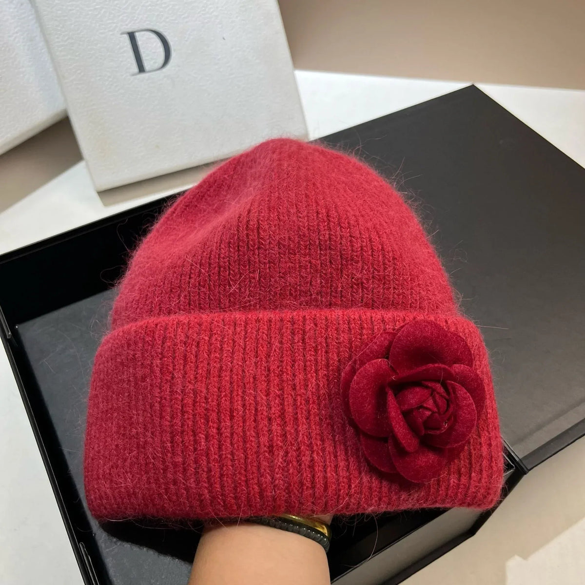 Gorro de invierno de punto con pelo de conejo para mujer - Sombrero cálido de canalé suave con detalle de flor de camelia