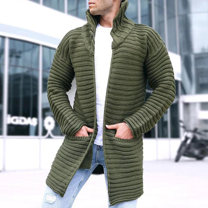 Lang cardigan til mænd i ribstrikket materiale - tyk lag-på-lag-model med sjalskrave, åben front og lommer til afslappet bytøj i efteråret og vinteren, weekendoutfits og hverdagsstil i koldt vejr