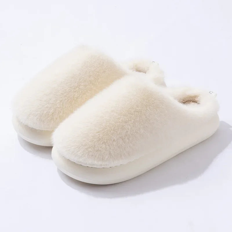 Zachte damespantoffels van pluche imitatiebont met dikke dempende zool en gesloten neus – behaaglijke pluizige instapschoenen voor comfortabel binnengebruik en ontspannen thuis zijn in de winter