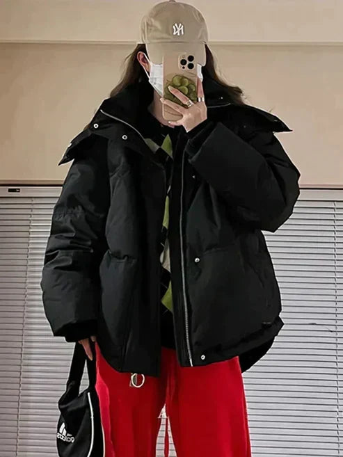 Dámská oversized zimní péřová bunda s kapucí - teplá vyteplená vrstva s vysokým límcem pro běžné každodenní nošení, vycházky po městě, zimní cestování a styling do chladného počasí