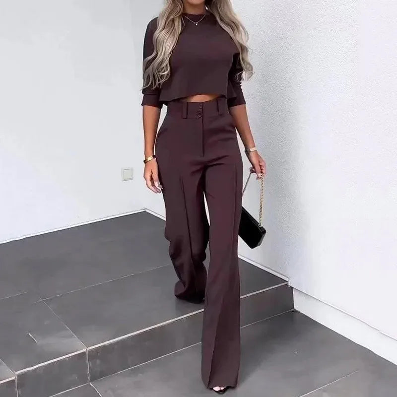 Ensemble élégant pour femme composé d’un haut court à manches trois quarts et d’un pantalon taille haute à jambes larges – Tenue moderne deux pièces chic décontractée