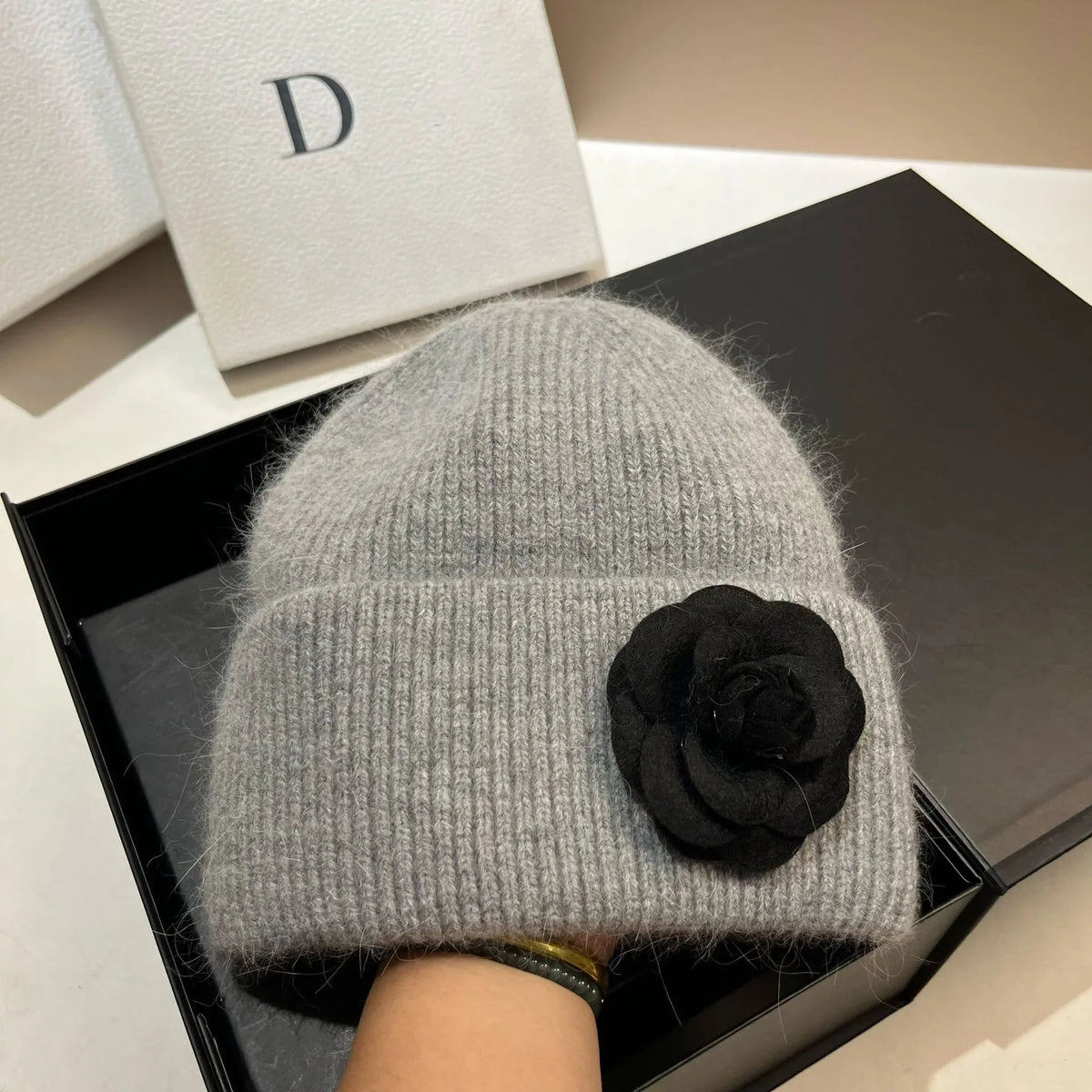 Gorro de invierno de punto con pelo de conejo para mujer - Sombrero cálido de canalé suave con detalle de flor de camelia