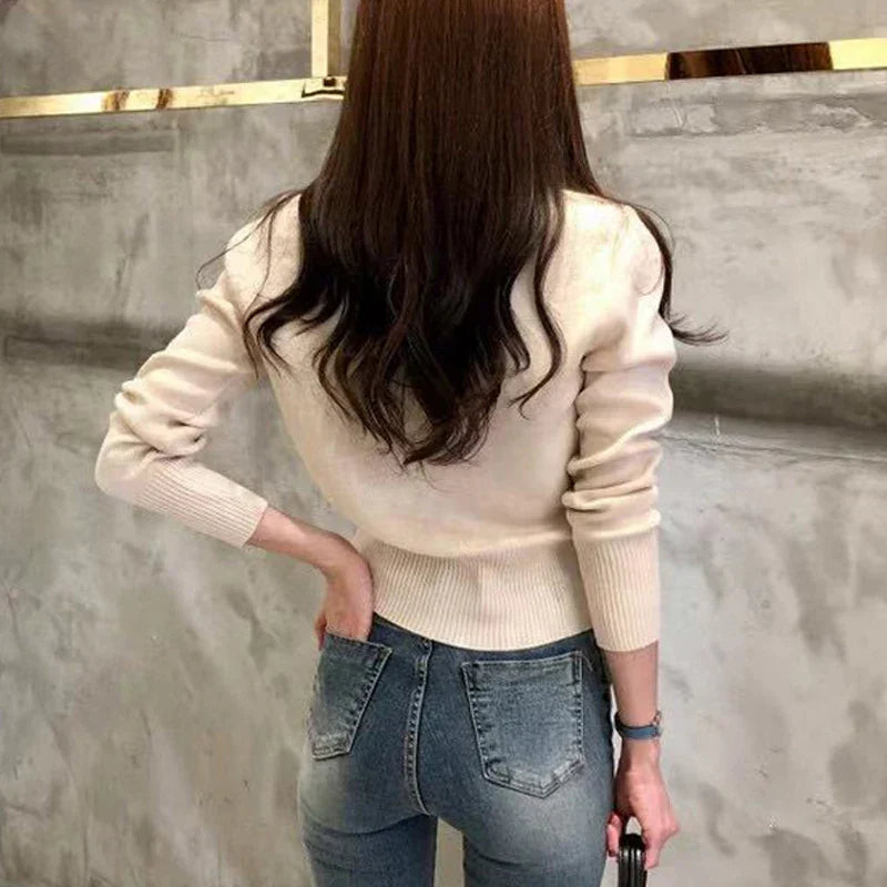 Cardigan elegant de damă din tricot fin - pulover cambrat cu guler înalt și nasturi decorativi cu aspect de perlă, pentru ținute smart casual