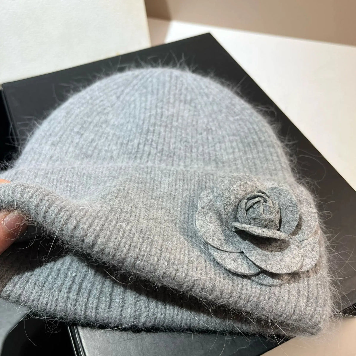 Gorro de invierno de punto con pelo de conejo para mujer - Sombrero cálido de canalé suave con detalle de flor de camelia