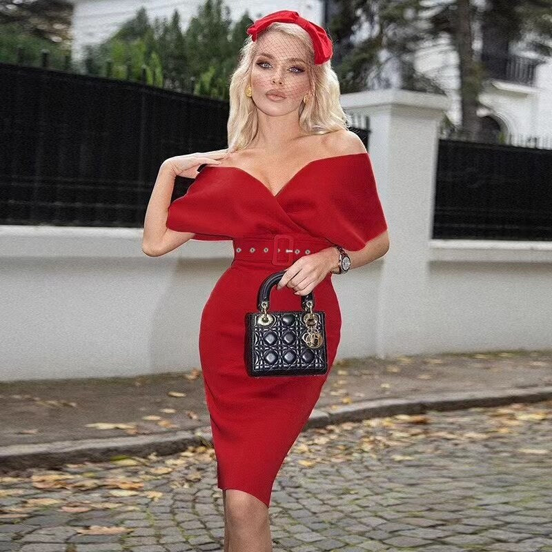 Abito aderente da donna con spalle scoperte, cintura strutturata, midi elegante